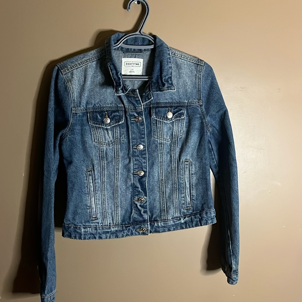 😄Crop Jean jacket buttons fits like a medium